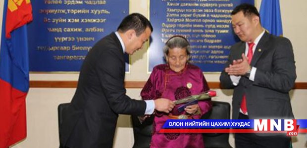 Сүхбаатар дүүргийн 23 ээж алдарт эхийн одонгоо гардлаа