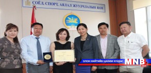 Ц.Баясгаланг “Би Эдит Пиаф байна” жүжгийн зохиолч наадамд урьжээ