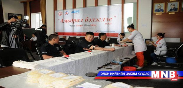 Замын цагдаа нар бусдад амьдрал бэлэглэлээ