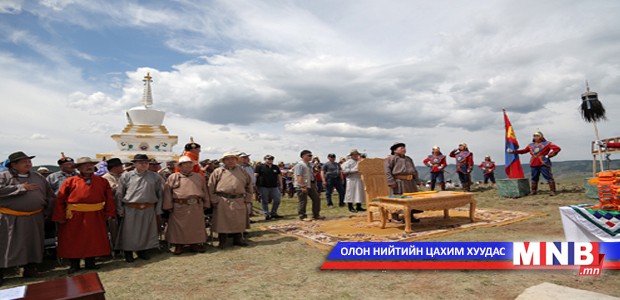 Ерөнхийлөгч Суварга хайрханыг тахилаа