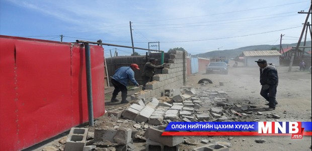 Зөвшөөрөлгүй баригдсан байгууламжуудыг буулгаж байна
