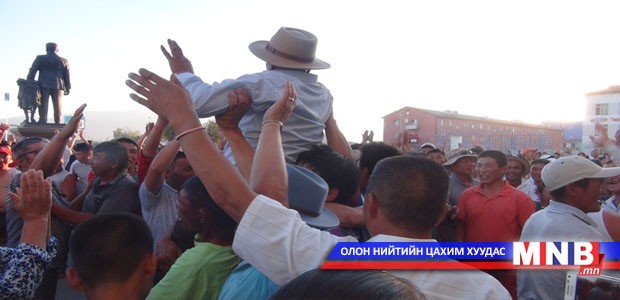 Ю.Цэдэнбалын талбайд баяраа хуваалцлаа