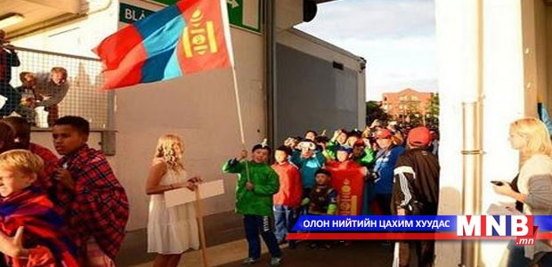 Өсвөрийн хөлбөмбөгчид эх орондоо ирлээ