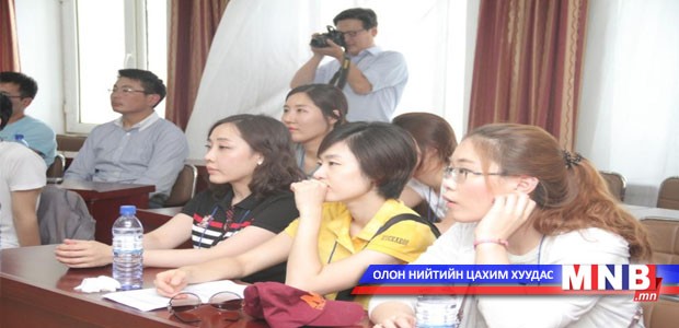 Солонгос эмч нар үзлэг оношлогоо хийж байна