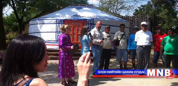 Прага хотын амьтны хүрээлэнд монгол гэр барилаа