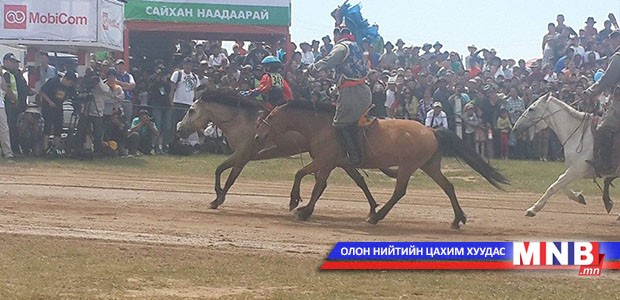 Баяр наадмын азарганы уралдаан /бичлэг/