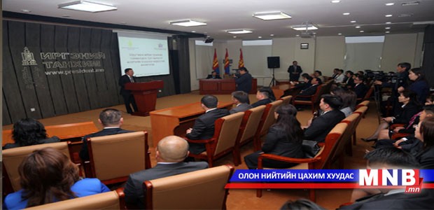 Шүүгчдэд үнэмлэхийг нь гардууллаа