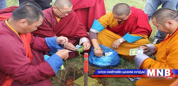 Богд Жавзандамба хутагтын өргөөний шавыг тавилаа
