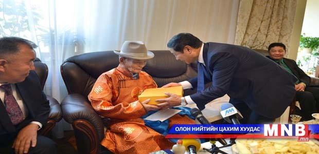 Ерөнхий сайд ахмад дайчдад хүндэтгэл үзүүллээ