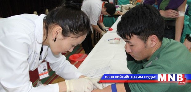 Залуус “нэгдэж” цусаа хандивлана