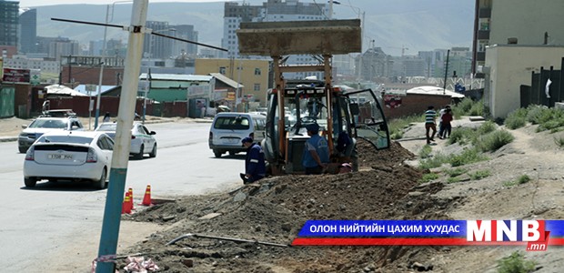 Зурагтын зам дагуу явган хүний зам тавьж байна
