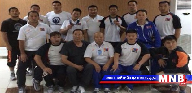 Чөлөөт бөхийн эрэгтэй тамирчид эх орондоо ирэв