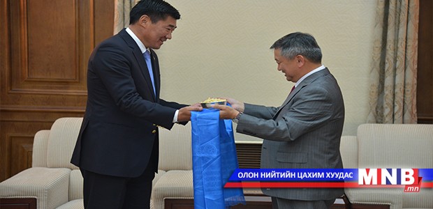 УИХ-ын гишүүн С.Бямбацогтод хадаг, мөнгөн аяга гардуулжээ