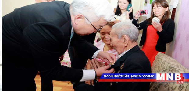 Ахмад дайчин Ц.Лувсандоржид хүндэтгэл үзүүллээ