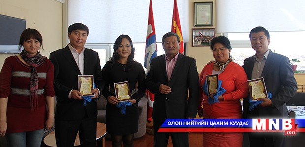 “Цагаан лавай” студид дуу үнэ төлбөргүй бичүүлэх эрх өглөө