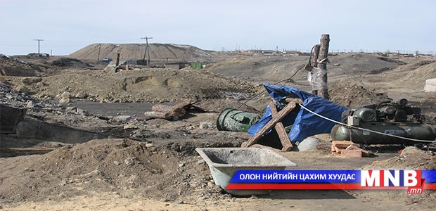 Найз бүсгүйнхээ амийг бүрэлгэжээ