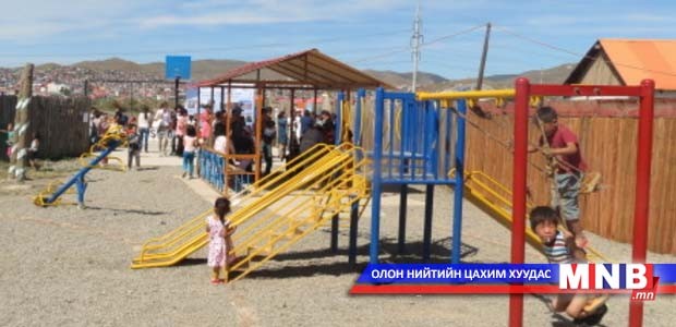 Иргэд хот, дүүргийн захиргаатай хамтарч гудамжаа тохижуулж байна