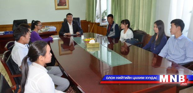 Д.Батцогт гишүүн тойргийнхоо шилдэг сурагчдыг хүлээн авч уулзлаа