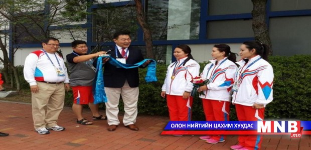 Дархан аварга сүүгээр мялаан угтлаа