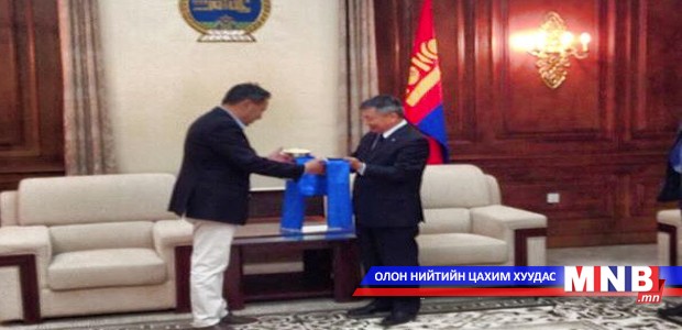М.Зоригт гишүүнд хадаг, мөнгөн аяга гардууллаа