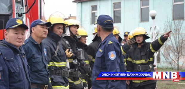 Хотын дарга онцгой байдлын албан хаагчдын ар гэрт буцалтгүй тусламж олголоо