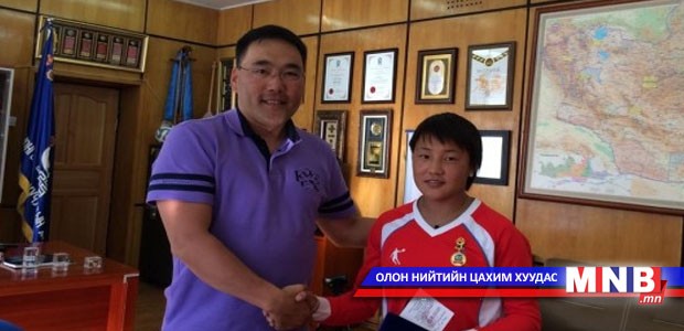 Б.Дөлгөөнийг “Тамирчны алдар” цол тэмдгээр шагналаа