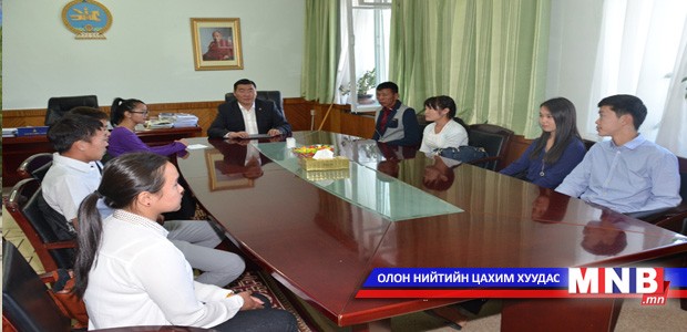 Байнгын хорооны дарга Д.Батцогт шилдэг сурагчдыг хүлээн авч уулзав