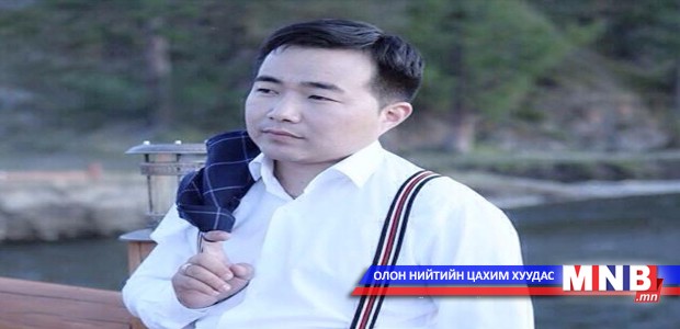 Б.Буянжаргал бүсгүйчүүдийг дуулсаар ...