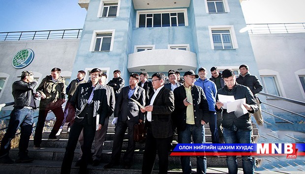Монголын хөлбөмбөгийн холбооны гишүүд гарын үсэг цуглуулж эхлэв