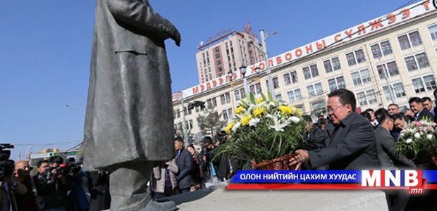 С.Зориг агсны хөшөөнд цэцэг өргөлөө