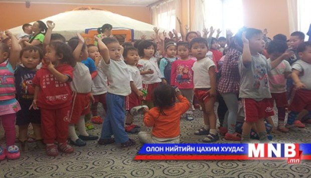 МҮОНРТ-ийн ажилтнууд багачуудад итгэл бэлэглэлээ