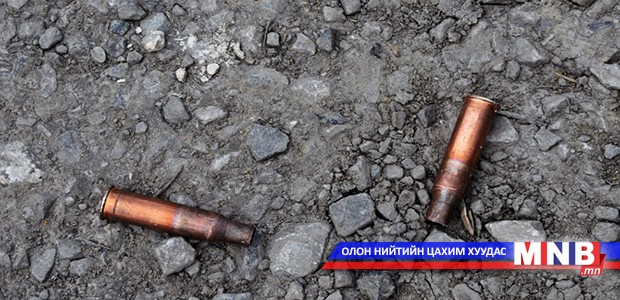 Дунд сургуулийн сурагч найз охиноо бууджээ