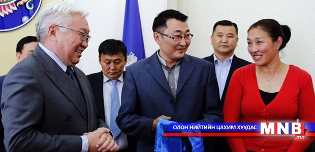 Дөрвөн удаа ихэрлэж 8 хүүхэдтэй болсон гэр бүлд орон сууц олголоо