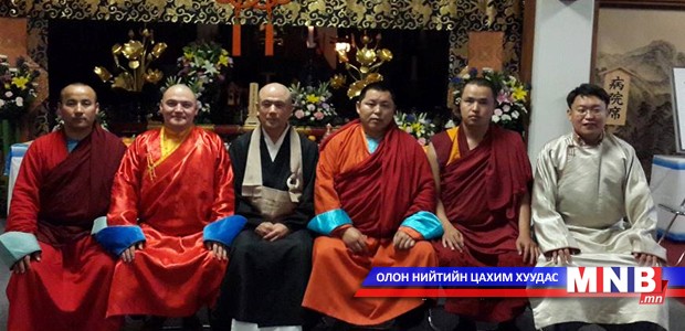 Гандантэгчинлэн хийдийн лам нар Японд буяны ном хурав
