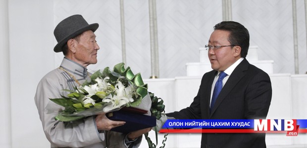 Академич Х.Намсрайд “Чингис хаан” одон гардуулав