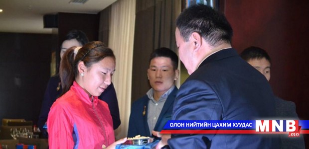 УИХ-ын дэд дарга М.Энхболд нутгаасаа төрсөн алдартнуудад хүндэтгэл үзүүллээ
