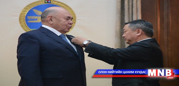 УИХ-ын дарга З.Энхболд шагнал гардуулав