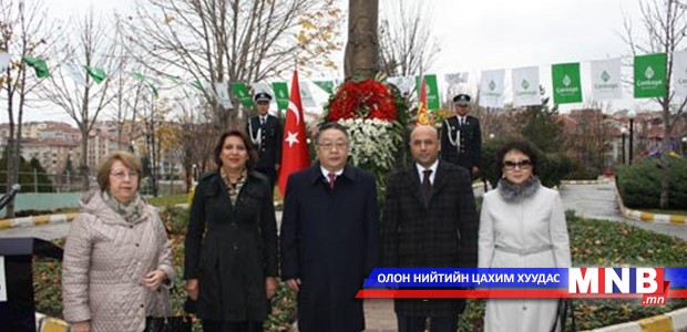 Анкара хот дахь Чингис хааны хөшөөнд цэцэг өргөв