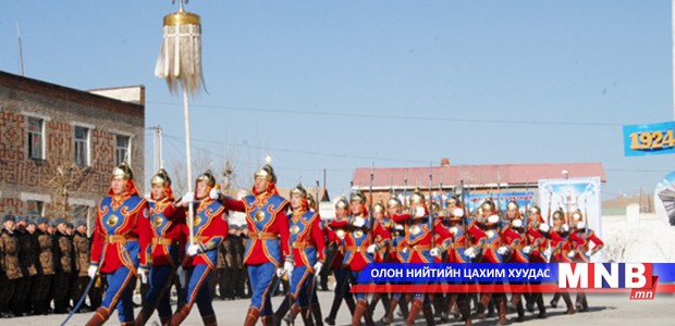 Батлан хамгаалахын сайд Д.Бат-Эрдэнэ төрийн торгон цэргүүдээ эргэв