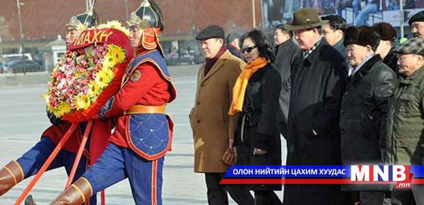 МАХН-ынхан Д.Сүхбаатарын хөшөөнд цэцэг өргөв