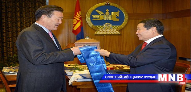 Н.Алтанхуяг шадар сайд Д.Тэрбишдагвад тамгаа гардуулав
