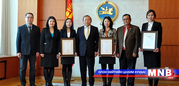 Ерөнхийлөгч залуу эрдэмтэн, судлаачдад шагнал хүртээв