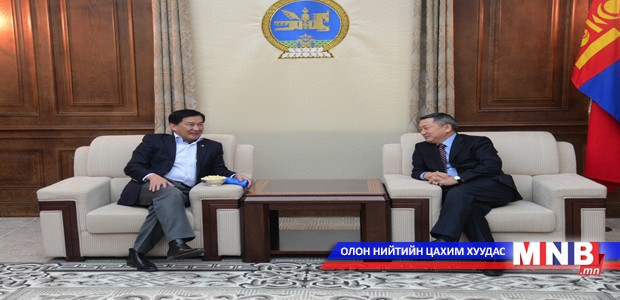 УИХ-ын гишүүн Ц.Даваасүрэн 50 насны төрсөн өдрөөрөө мөнгөн аяга гардав
