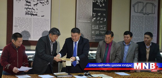 Түүхэн баримт бичгүүдийг Үндэсний музейд хүлээлгэн өглөө