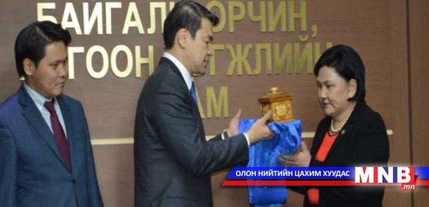 Д.Оюунхорол сайдын тамгаа гардан авлаа