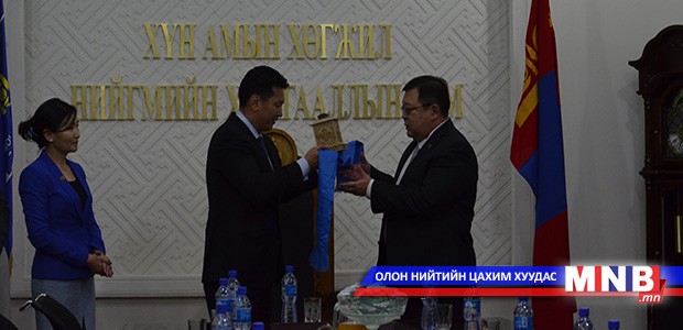 Хүн амын хөгжил, нийгмийн хамгааллын сайд С.Эрдэнэ тамгаа гардаж авлаа