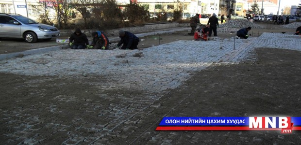 Урт цагааны замыг байгалийн чулуугаар хучиж байна