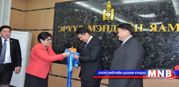 Г.Шийлэгдамба сайдын тамгаа гардаж авлаа