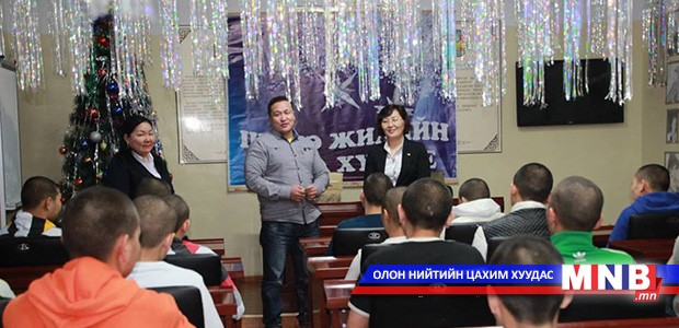 Хорих 411-р ангийн хүмүүжигч хүүхдүүдэд шинэ жилийн мэнд хүргэлээ