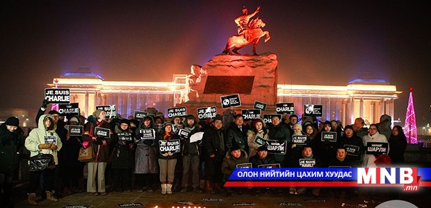 Монголын сэтгүүлчид амь үрэгдсэн Францын сэтгүүлчдэд зориулж гэрэлт ёслол үйлдэв